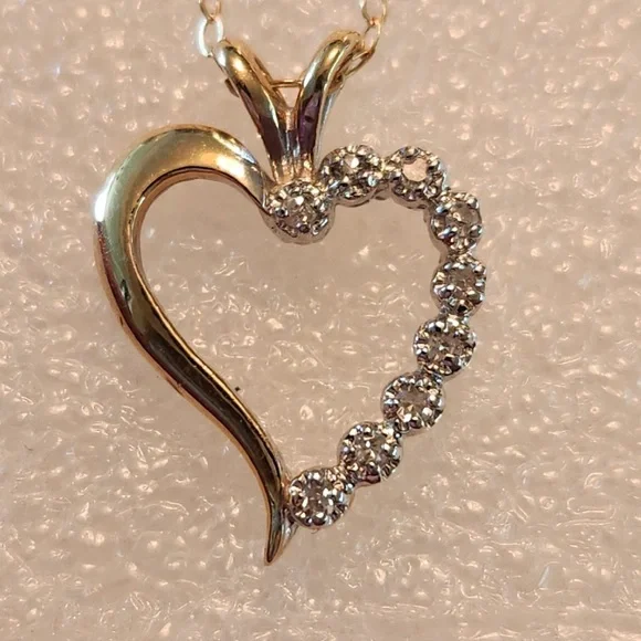 14kt Gold Lady’s open Heart Diamond Pendant - Picture 2 of 8